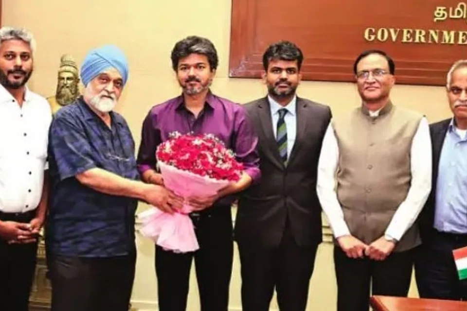தமிழ்நாட்டின் வருவாயை உயா்த்துவது தொடா்பாக பொருளாதார நிபுணா் மாண்டேக்சிங் அலுவாலியா தலைமையில் அமைக்கப்பட்ட குழுவினா் முதல்வா் ச.ஜோசப் விஜய்யை சென்னை தலைமைச் செயலகத்தில் வியாழக்கிழமை சந்தித்து ஆலோசனை நடத்தினா்.