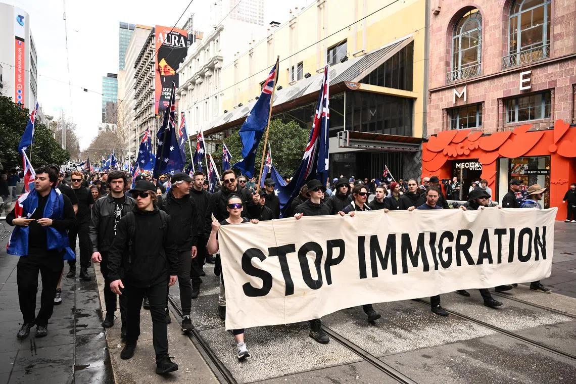 ஆஸ்திரேலியாவில் குடியேறிகளுக்கு எதிராகப் பேரணி; அரசாங்கம் கண்டனம்
