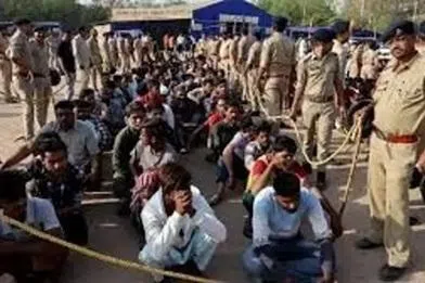 நாடு திரும்ப மேற்கு வங்க எல்லையில் குவியும் பங்ளாதேஷ் குடிமக்கள்