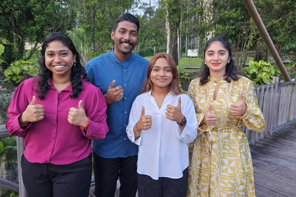 (இடமிருந்து) தாட்சாயினி ஸ்கந்தகுமார், சர்வீந்தர்ராஜ் தமிழ்செல்வம், கார்த்திகா குமரன், ஷர்மிஷ்டா சிவராமகிருஷ்ணன்.