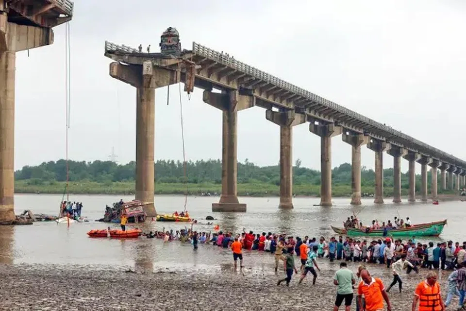 விபத்தின்போது பாலத்தில் சென்றுகொண்டிருந்த இரண்டு லாரிகள், இரண்டு வேன்கள், ஓர் ஆட்டோ ரிக்‌ஷா, ஒரு கார், ஓர்  இருசக்கர வாகனம் உள்ளிட்ட வாகனங்கள் ஆற்றில் விழுந்தன.