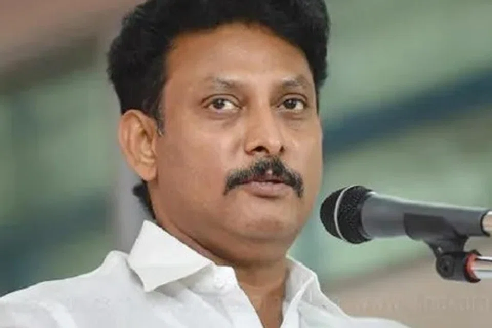 தமிழக கல்விமுறையை சீர்குலைக்க வேண்டாம் என்று அமைச்சர் அன்பில் மகேஷ் வலியுறுத்தியுள்ளார்.