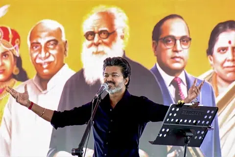விஜய், பாஜகவையும் பகைத்துக் கொள்ள விரும்பவில்லையெனத் தகவல்கள் தெரிவிக்கின்றன.