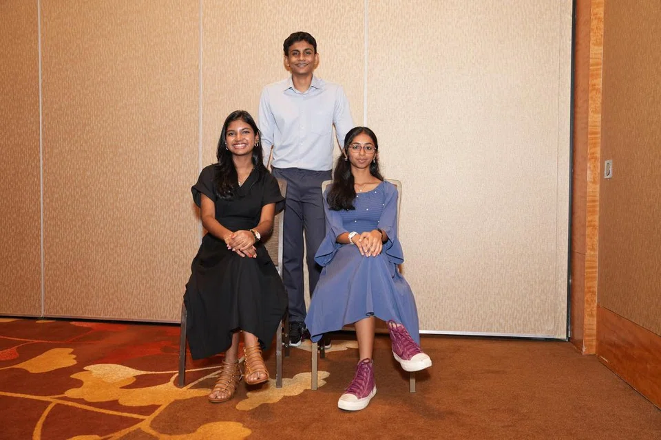 (இடமிருந்து) ரக்‌ஷனா பாண்டியன், 19, சேவியர் ரமணா, 22, ஸ்ம்ருதி ஸ்ரீவத்சன், 16 ஆகியோருக்கு சிண்டாவின் இளையர் விருது வழங்கப்பட்டது. 