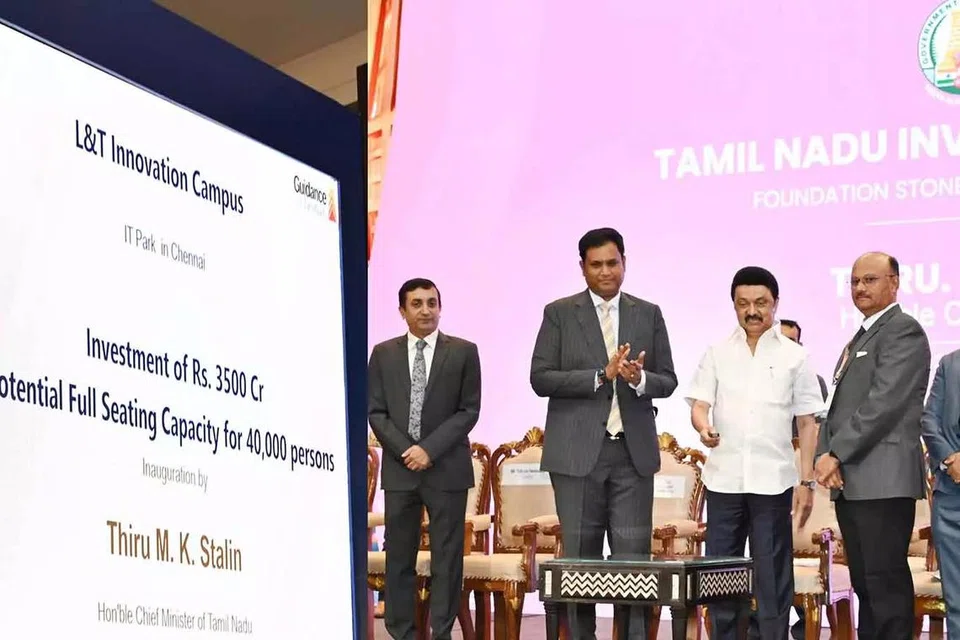 சென்னையில் நடந்த தமிழ்நாடு முதலீட்டாளர்கள் மாநாட்டில் கலந்துகொண்டு பல்வேறு திட்டங்களைத் தொடங்கிவைத்தார் தமிழக முதல்வர் ஸ்டாலின் (நடுவில்).