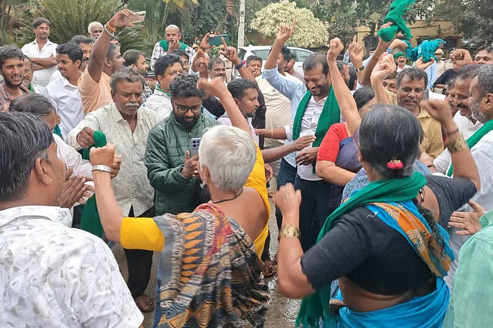 தங்களின் போராட்டம் வெற்றி பெற்றதைக் கொண்டாடும் விவசாயிகள், ஆர்வலர்கள்.