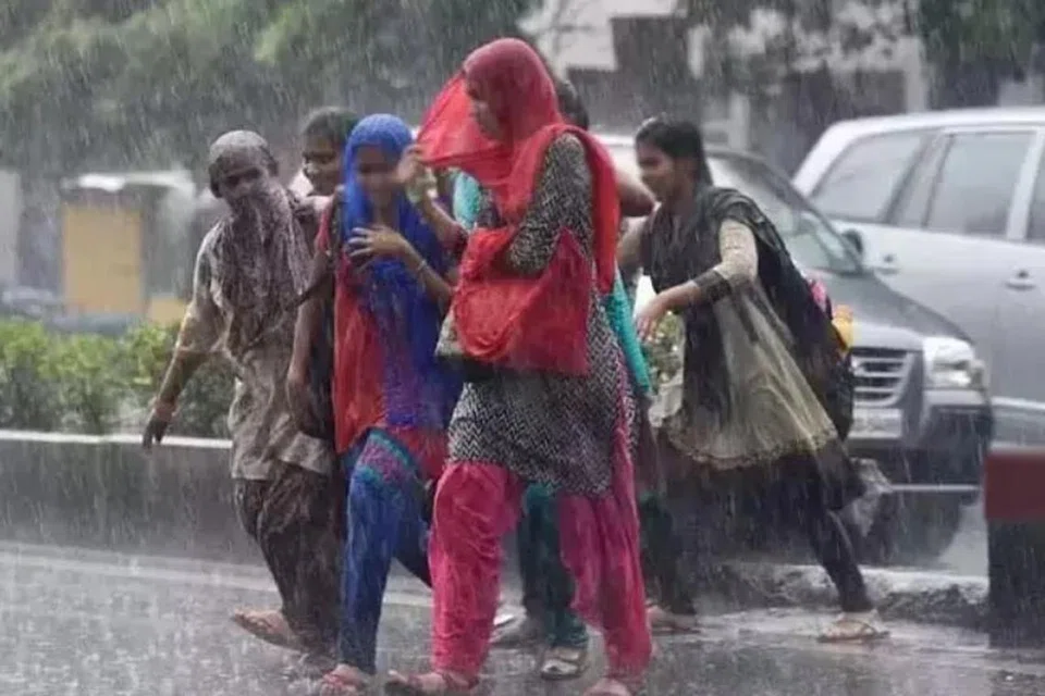 தமிழகத்தில் அடுத்த 4 நாள்களுக்கு கனமழைக்கு வாய்ப்பு இருப்பதாக சென்னை வானிலை ஆய்வு மையம் தெரிவித்து உள்ளது.