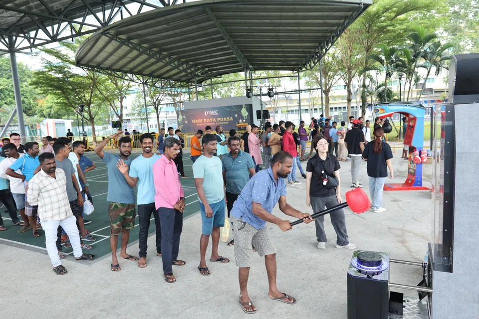 சூன் லீயில் நோன்புப் பெருநாளன்று விளையாட்டுக் கேளிக்கை விழாவும் மேடை நிகழ்ச்சிகளும் இடம்பெற்றன.
