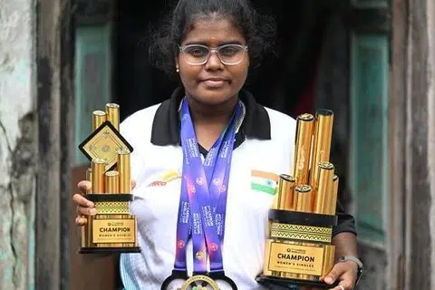 வெற்றிக் கிண்ணங்களுடன் கீர்த்தனா.