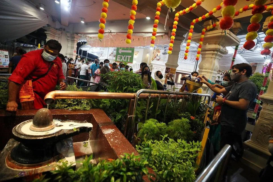 கொவிட்-19 சூழலில் கூடுதல் பாதுகாப்பு அம்சங்களுடன் இவ்வாண்டின் மகா சிவராத்திரி விழா நடைபெற்றது. படம்: திமத்தி டேவிட்