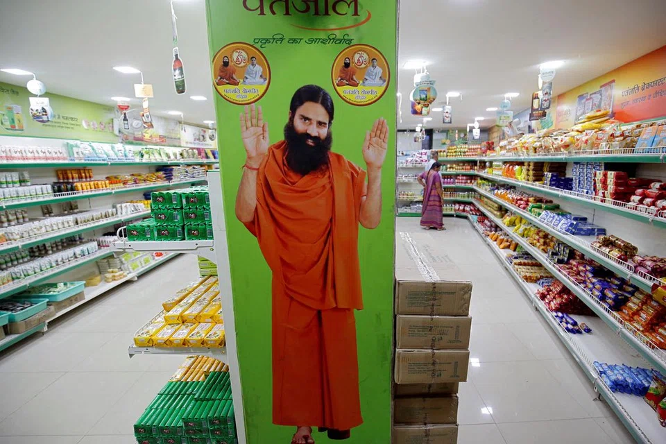 இந்தியாவின் குஜராத் மாநிலம், அகமதாபாத் நகரிலுள்ள பதஞ்சலி கடையில் பாபா ராம்தேவின் படம் அடங்கிய பதாகை வைக்கப்பட்டுள்ளது.