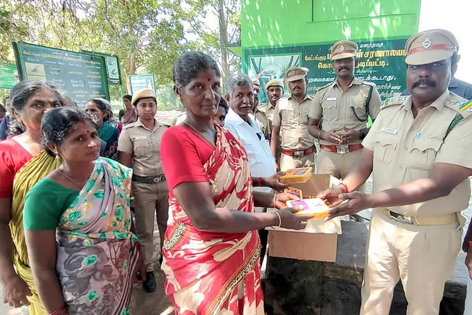 கொள்ளுகுடிபட்டி, வேட்டங்குடிபட்டி சிற்றூர் மக்களுக்குச் செவ்வாய்க்கிழமை இனிப்புப் பொட்டலங்கள் வழங்கிய வனச் சரக அலுவலா் காா்த்திகேயன்.