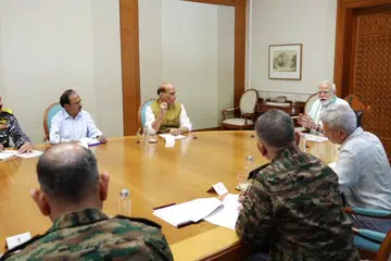 டெல்லியில் உள்ள தமது இல்லத்தில் இந்திய முப்படைத் தளபதிகளுடன் பிரதமர் மோடி ஞாயிற்றுக்கிழமை காலை (மே 11) ஆலோசனையில் ஈடுபட்டார்.