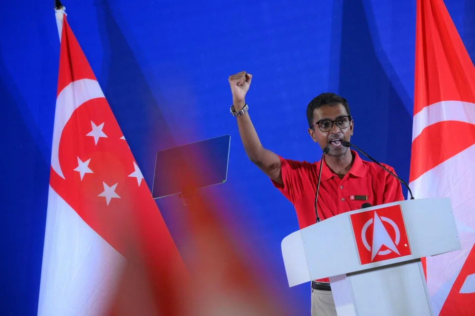 உட்லண்ட்ஸ் விளையாட்டு அரங்கில் கூடி இருந்தவர்கள் வேட்பாளர் அரிஃபின் ஷா பேச வந்தபோது ‘அச்சமில்லை’ என்று குரல் எழுப்பினர்.
