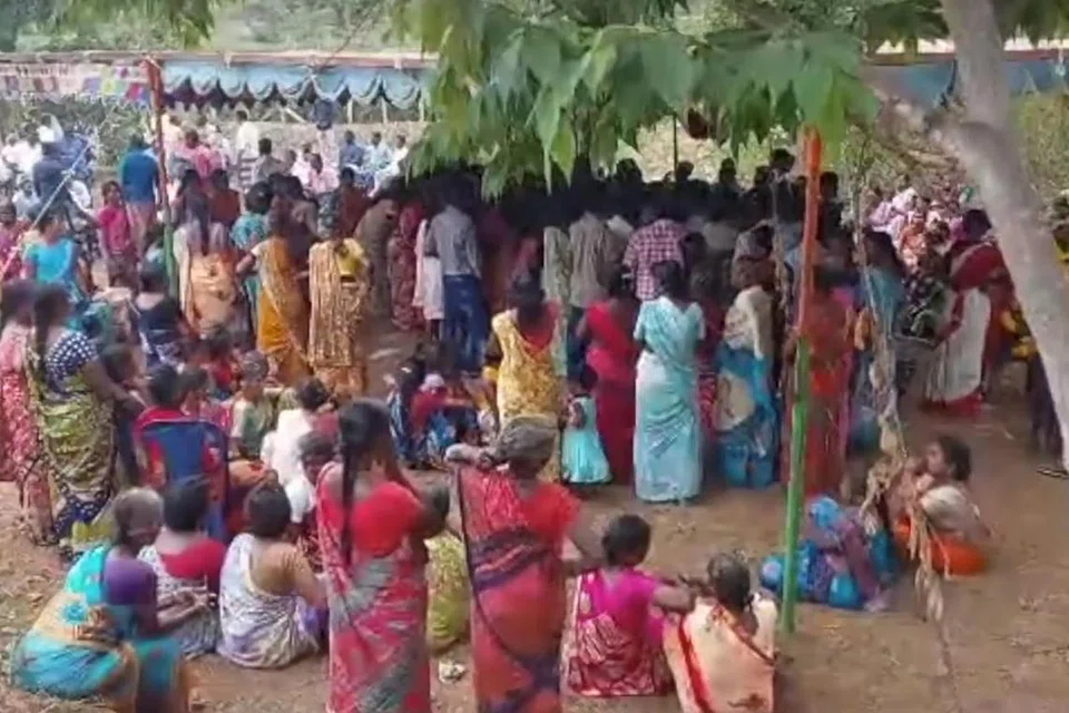 தஞ்சோங் பகார் சம்பவத்தில் மாண்ட ஊழியரின் இறுதிச் சடங்கு.