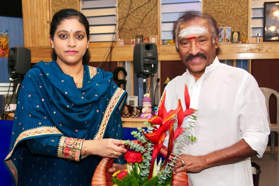 தேவாவுடன் இசையமைப்பாளர் ஜனனி.