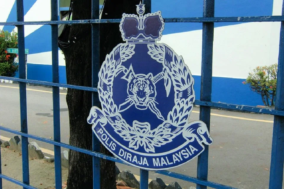 ஆசிரியைக்கு எதிராக 16 வயது மாணவரின் தாயார் புகார் அளித்தார்.