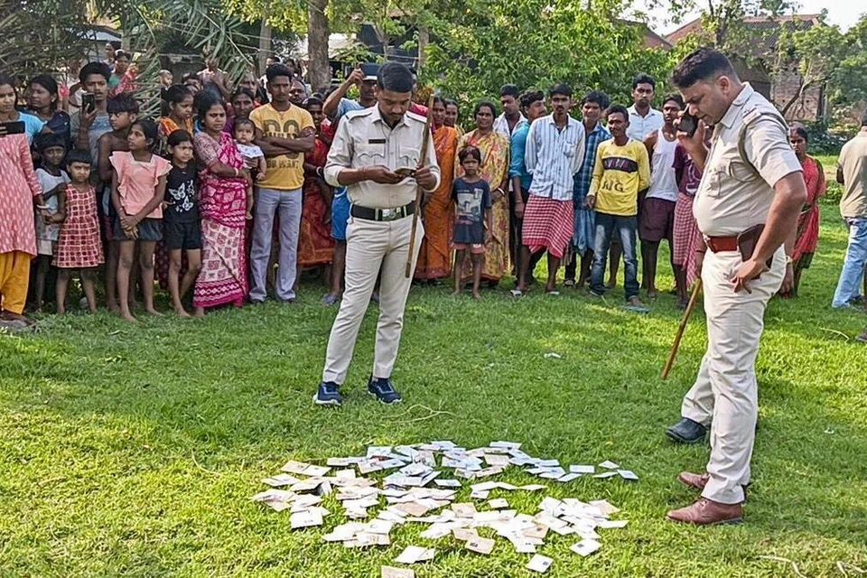 கோல்கத்தாவில் உள்ள திரிணாமூல் காங்கிரஸ் கட்சி அலுவலகத்தில் இருந்து ஞாயிற்றுக்கிழமை (மே 17) ஏராளமான ஆதார் அட்டைகள் பறிமுதல் செய்யப்பட்டன.