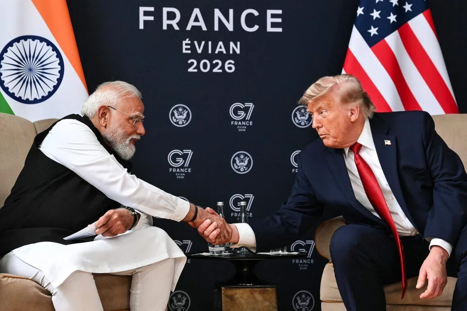 பிரான்சின் கிழக்கு நகரான ஈவியனில், ஜி7 உச்சநிலை மாநாட்டில் அமெரிக்க அதிபர் டோனல்ட் டிரம்ப்பும் இந்தியப் பிரதமர் நரேந்திர மோடியும் நேரில் சந்தித்துப் பேசினர்.