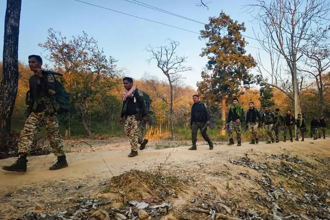 உணவு, தண்ணீர் இன்றித் தவிக்கும் மாவோயிஸ்ட்டுகள்: சுற்றி வளைத்த பாதுகாப்புப் படையினர்