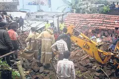 மாண்டோரின் சடலங்களை மீட்கும் பணியில் ஈடுபடும் மீட்புப் பணியாளர்கள். படம்: சதீஷ்