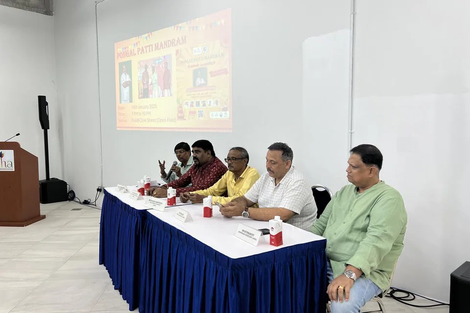 பொங்கல் விழா அறிவிப்புடன் இளையர் பிரிவு அறிமுக விழாவில் லி‌‌‌ஷா அமைப்பினர். 