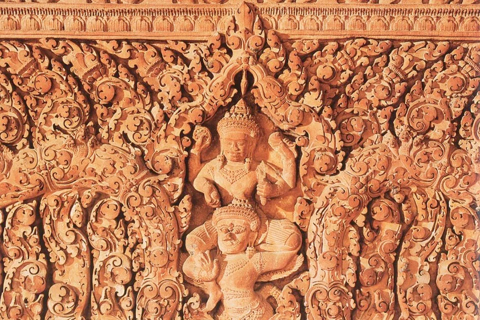 பத்தாம் நூற்றாண்டில் கம்போடியாவின் சியாம் ரீப் நகரின் புவோர்க் மாவட்டத்தின் சரலாவ் கோயிலில் உள்ள கலைவேலைப்பாடுகள் நிறைந்த சன்னல். அதில் மஹாவிஷ்ணுவின் உருவம் பதிந்துள்ளது. 