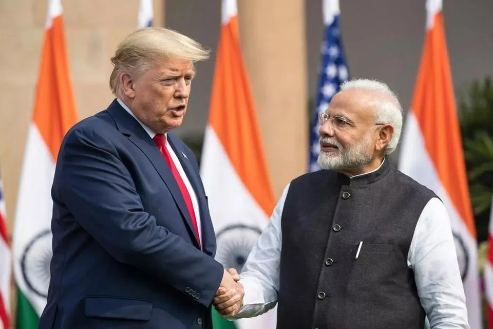 அமெரிக்க அதிபர் டிரம்ப்புடன் இந்தியப் பிரிதமர் நரேந்திர மோடி.  