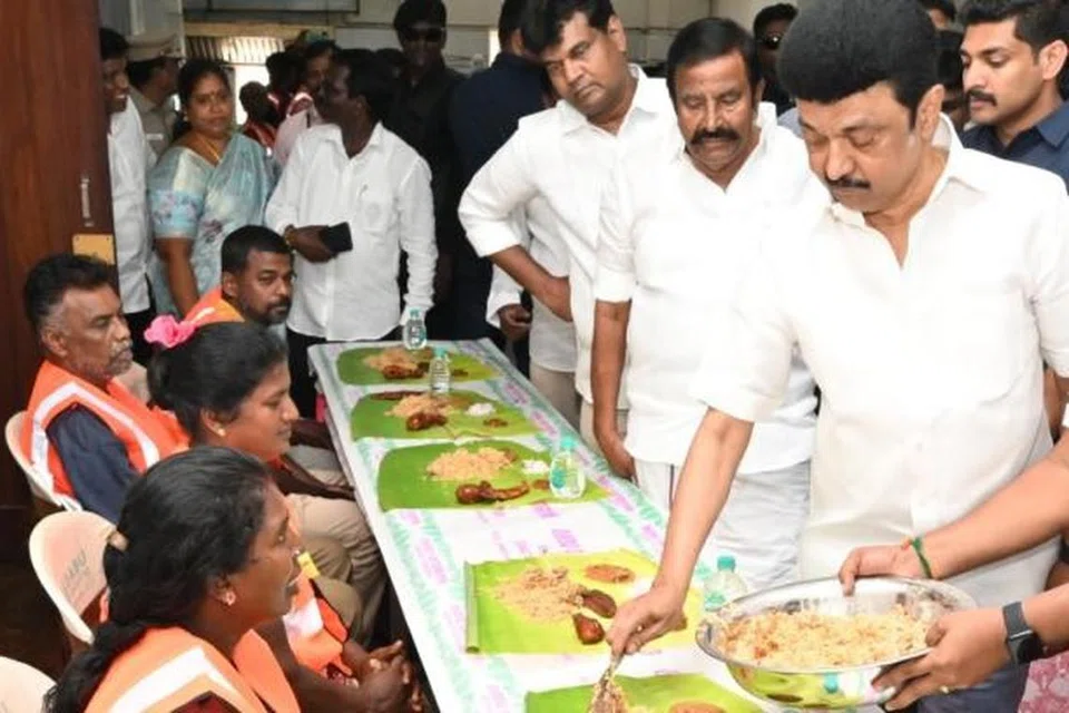 தூய்மைப் பணியாளர்களுக்கு உணவு பரிமாறும் முதல்வர் ஸ்டாலின்.