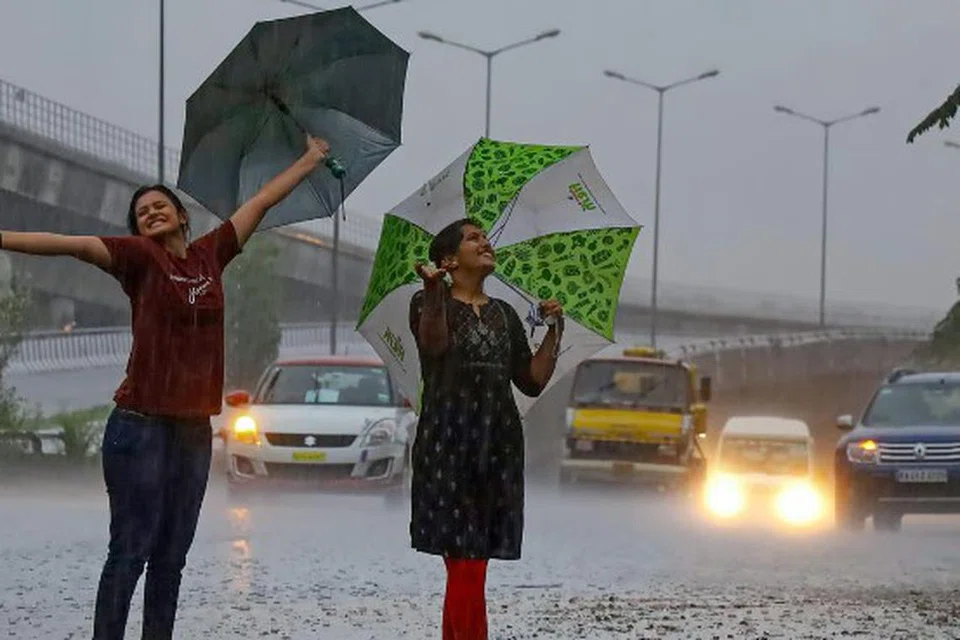 தமிழ்நாட்டு நகரங்களில் தொடர்ந்து நான்கு நாள்களுக்கு மழை பெய்யும் என்று அறிவிக்கப்பட்டு உள்ளது.