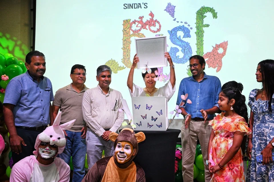 சிண்டாவின் ‘பள்ளிக்குத் திரும்புவோம்’ நிகழ்ச்சியில் சிண்டாவின் தலைவரும் பிரதமர் அலுவலக அமைச்சரும் நிதி, தேசிய வளர்ச்சி இரண்டாம் அமைச்சருமான இந்திராணி ராஜா, சிண்டா தலைமை நிர்வாக அதிகாரி அன்பரசு ராஜேந்திரன் (இடக்கோடி).