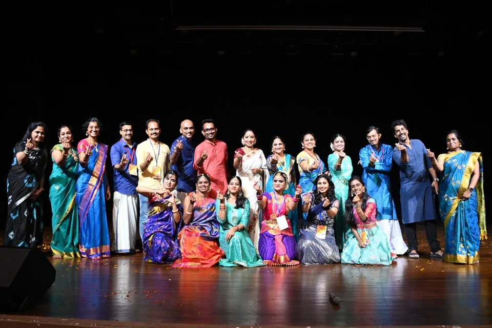மாணவர்களுடன் ஷைலு வின்ஸ்டன்.
