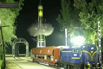 2,000 கி.மீ. தொலைவு இலக்கை அழிக்கும் அக்னி - பிரைம் ஏவுகணையை முதல்முறையாகச் சிறப்பாக உருவாக்கப்பட்ட ரயில் தளத்திலிருந்து புதன்கிழமை இந்தியா சோதனை செய்துள்ளது.