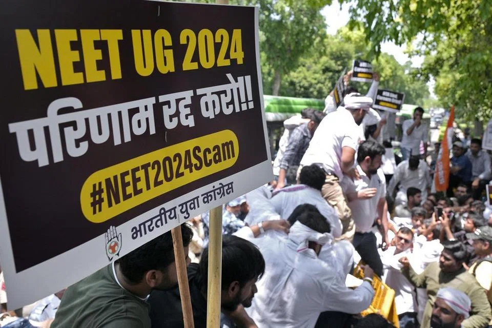 நீட் தேர்வு மோசடி குறித்து விசாரணை நடத்தும்படி போராட்டம் நடத்திய மாணவர்கள்.  
