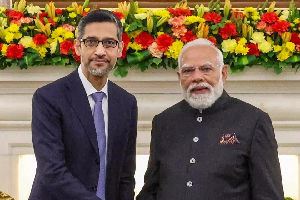 புதுடெல்லியில் பிரதமர் மோடி, கூகல் தலைமை நிர்வாக அதிகாரி சுந்தர் பிச்சை ஆகிய இருவரும் சந்தித்தனர்.