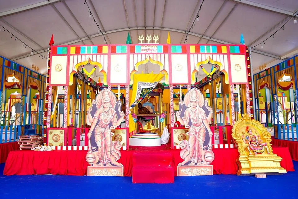 ஈசூன் அவென்யூ 3ல் அமைந்திருக்கும் ஶ்ரீ மஹா மாரியம்மன் ஆலயத்தில் வியாழக்கிழமை (ஜூன் 18) குடமுழுக்கு நடைபெறவுள்ளது. அதில் முக்கிய நிகழ்வான யாகசாலைப் பூசைகள் சுமுகமான முறையில் நடைபெற, இந்த யாகசாலை தற்காலிகமாக அமைக்கப்பட்டுள்ளது.
