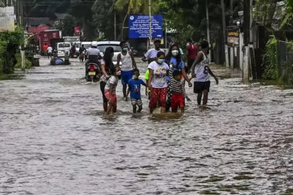 புயலின் திசை மட்டுமே மாறும் என்றும் மழைப்பொழிவின் அளவு மேலும் அதிகரிக்கும் என்றும் வானிலை நிபுணர்கள் தெரிவித்துள்ளனர்.