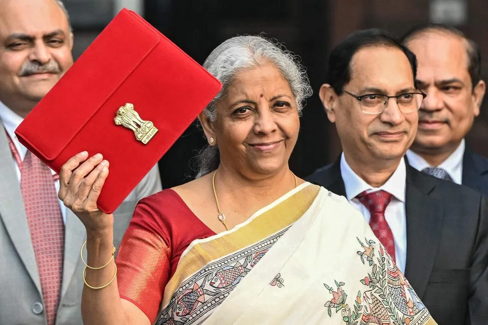 மத்திய அரசின் 2025-26ஆம் நிதி ஆண்டுக்கான நிதிநிலை அறிக்கையை (பட்ஜெட்) தாக்கல் செய்யச் சென்ற நிதி அமைச்சர் நிர்மலா சீதாராமன், பீகாரின் மதுபானி சேலையை அணிந்து வந்திருந்தார்.