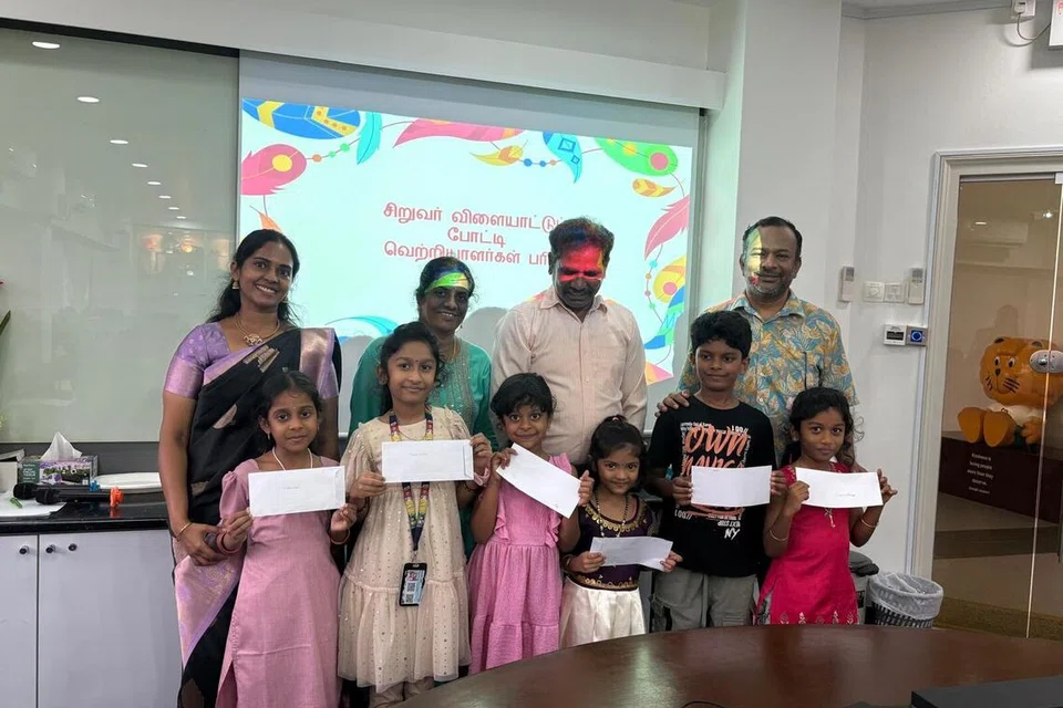 சிறார் பிரிவில் பேசிய மாணவர்களுக்குப் பரிசுகள் வழங்கப்பட்டன.