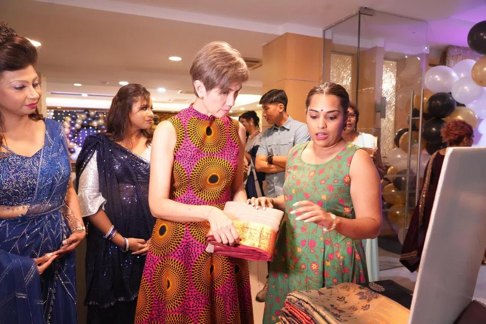 தகவல், மின்னிலக்க மேம்பாட்டு அமைச்சரும் உள்துறை இரண்டாம் அமைச்சருமான ஜோசஃபின் டியோ சிறப்பு விருந்தினராகக் கலந்துகொண்டு நிகழ்ச்சியில் இடம்பெற்ற சாவடிகளைப் பார்வையிட்டார்.