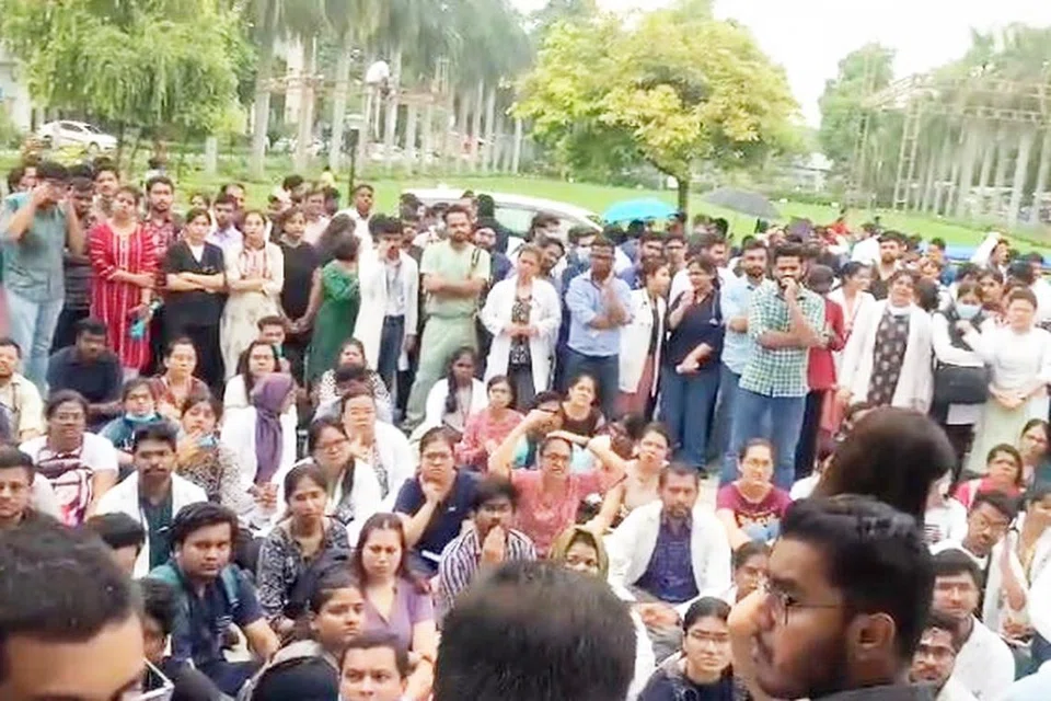 டெல்லி மருத்துவமனைகளில் ஆர்ப்பாட்டங்களில் ஈடுபட்ட மருத்துவர்கள், தாதியர்கள்.