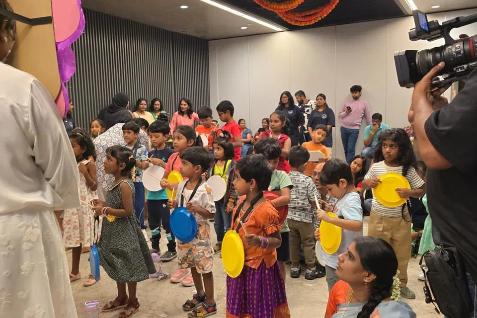 நீ ஆன் பலதுறைத் தொழிற்கல்லூரியில் பாலர் பருவ மேம்பாட்டுக் கல்வி பயிலும் தமிழ் மாணவர்கள் சிறுவர்களுக்குப் பறையிசை கற்பித்தனர்.