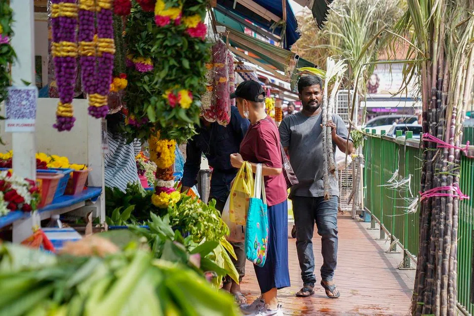 கரும்பு உள்ளிட்ட பொருள்களுடன் லிட்டில் இந்தியாவில் பரவிய பொங்கல் பரவசம்.