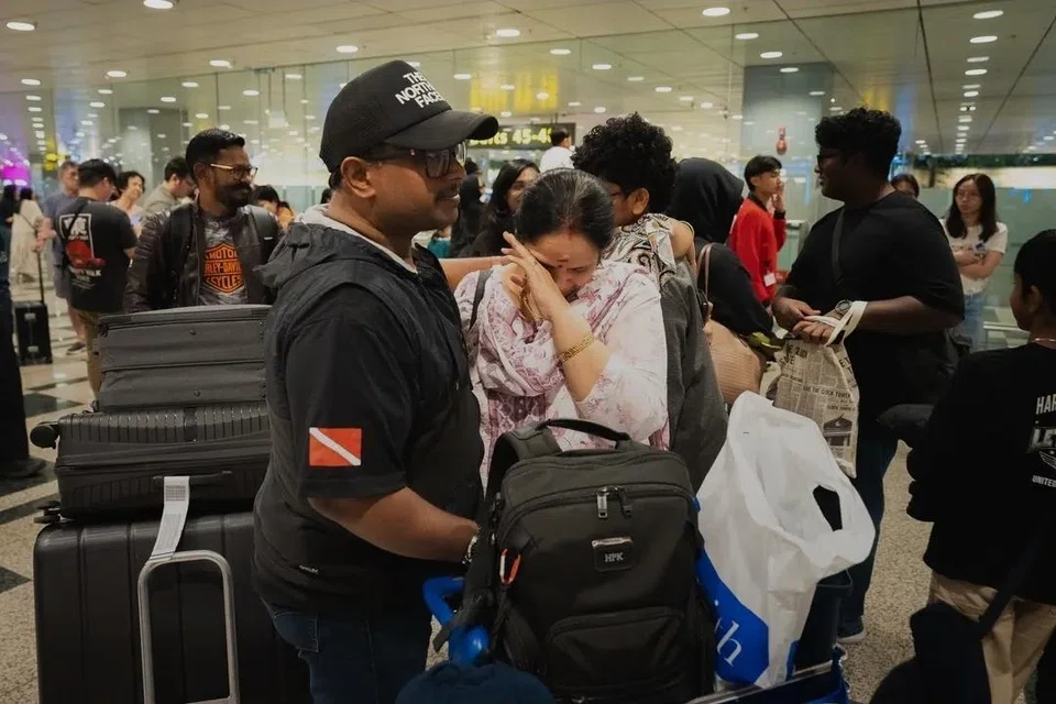 மஸ்கட் நகரிலிருந்து விமானத்தில் அழைத்து வரப்பட்ட சிங்கப்பூரர்கள் பாதுகாப்பாக தாயகம் வந்தடைந்தனர்.