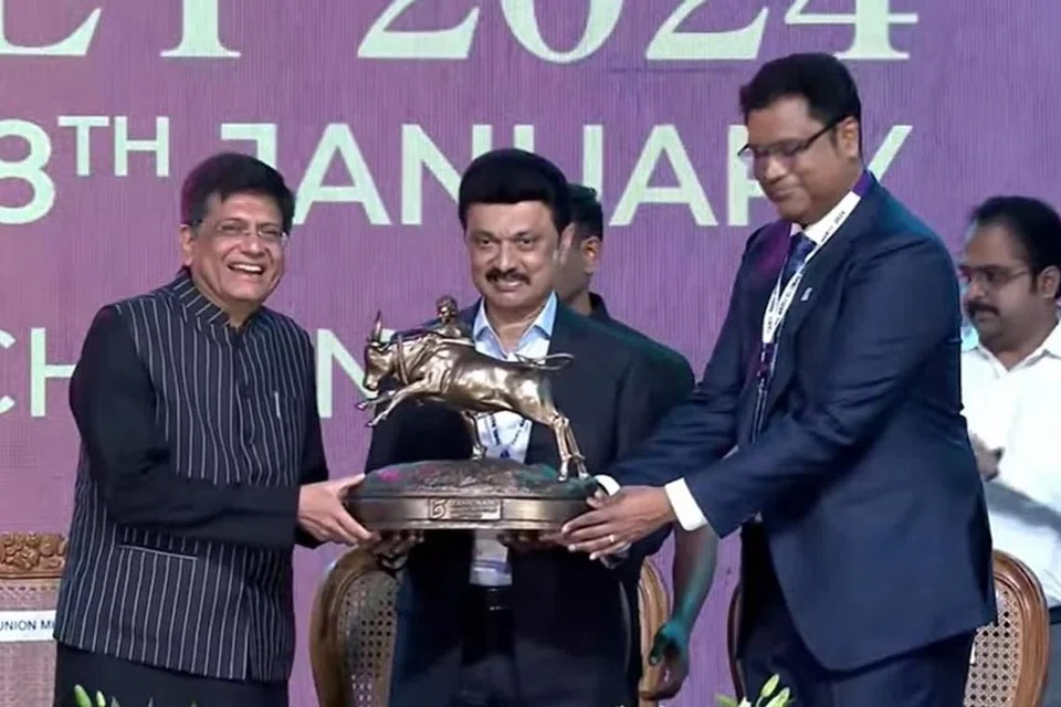 மாநாட்டில் சிறப்பு விருந்தினராகக் கலந்துகொண்ட மத்திய அமைச்சர் பியூஷ் கோயலுக்கு ஜல்லிக்கட்டு காளை சிலையை பரிசளித்தார் தமிழக அமைச்சர் டி.ஆா்.பி.ராஜா. நடுவில் முதலமைச்சர் மு.க.ஸ்டாலின்.