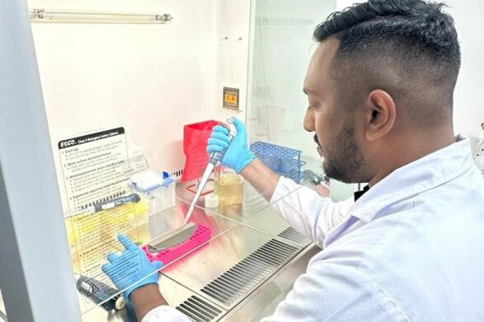 ஆய்வுக்கூடத்தில் பணியாற்றும் வினோத்.