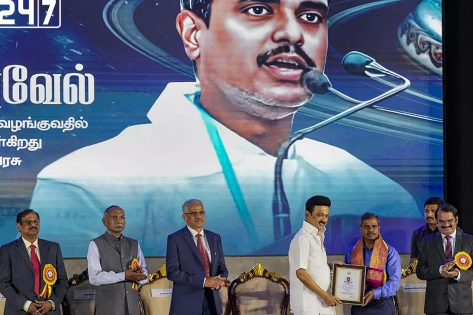 விண்வெளித்துறையில் சாதனை படைத்த தமிழ்நாடு விஞ்ஞானிகளுக்கு அரசு பாராட்டு விழா நடத்தியது. சாதனை படைத்த விஞ்ஞானிகளுக்கு ரூ.25 லட்சம் ரொக்கப் பரிசும் அளிக்கப்பட்டது.