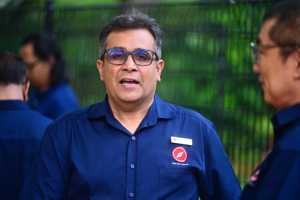 ஒன்றுபட்ட சிவப்புப் புள்ளிக் கட்சியின் தலைமைச் செயலாளர் ரவி ஃபிலமன்.