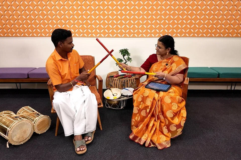 கிட்டியாட்டம் குறித்து ‘ஆய கலை அரிய கலைஞர்’ வலையொளித் தொடருக்கு நேர்காணல் அளித்த ஆசான் கோபி ஆறுமுகம், தமிழ் முரசின் உதவி ஆசிரியர் கலைச்செல்வி வைத்தியநாதனுக்குச் செய்முறை விளக்கமளித்தார்.