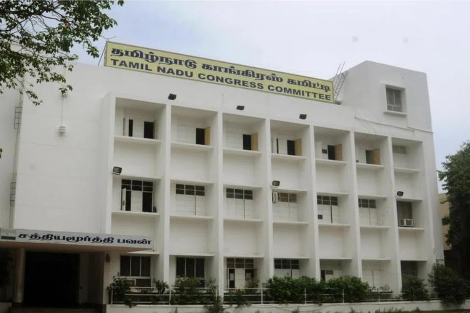 தமிழகத்தின் அனைத்து நிலைகளிலும் உள்ள காங்கிரஸ் அமைப்புகள் கலைக்கப்படுவதாக மகளிர் காங்கிரஸ் தலைமை அறிவித்துள்ளது.